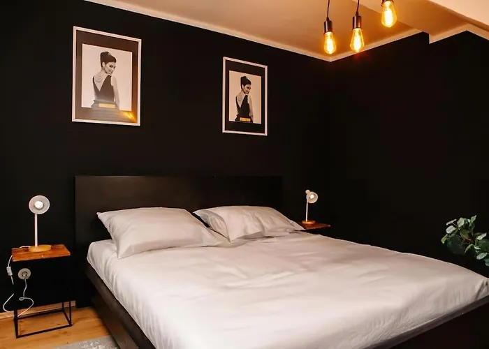 Modern & Black - City - Netflix - Wifi - 4 Person
