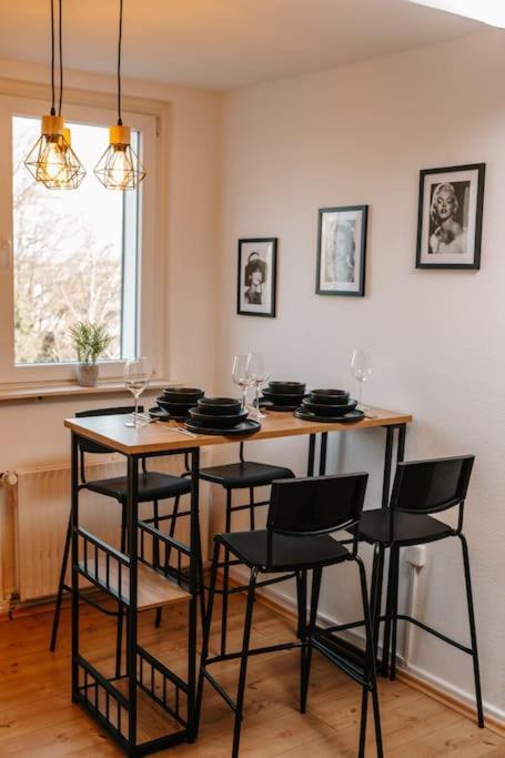 Modern & Black - - Netflix - Wifi - 4 Person *