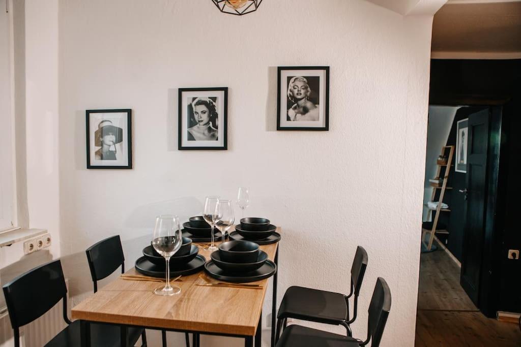 Modern & Black - - Netflix - Wifi - 4 Person Apartment Bochum