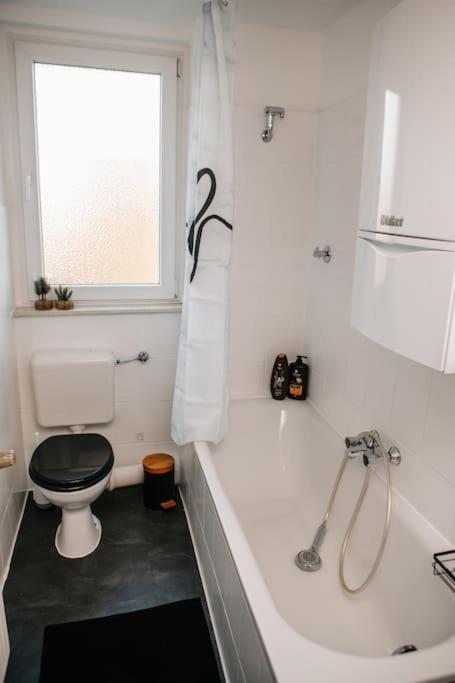 Modern & Black - - Netflix - Wifi - 4 Person Bochum