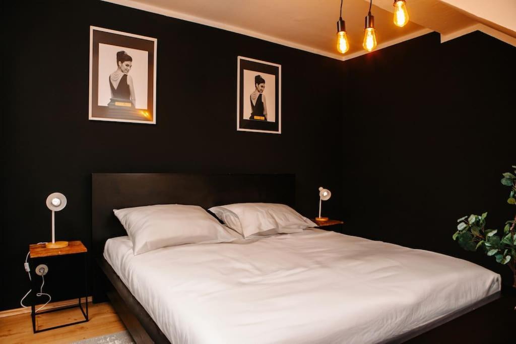 Modern & Black - - Netflix - Wifi - 4 Person Apartment *