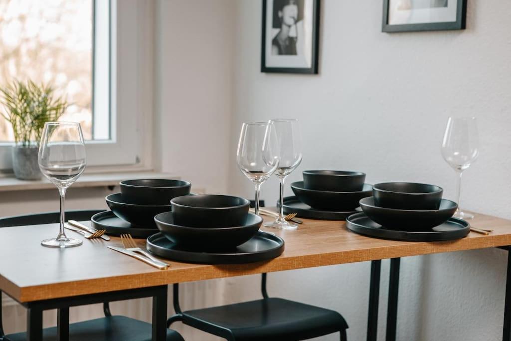 Modern & Black - - Netflix - Wifi - 4 Person Apartment Bochum