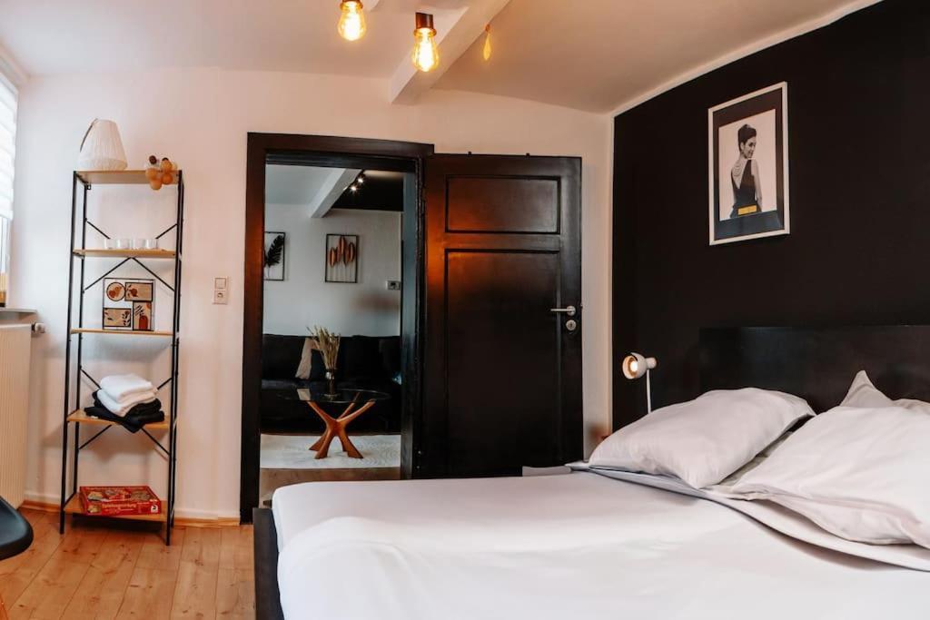 Apartment Modern & Black - - Netflix - Wifi - 4 Person *